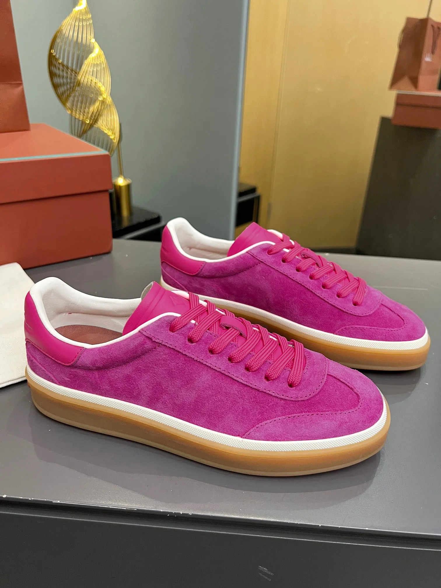 Men's shoes 💰600 purchasing agent, high version 🦅⛳️ Italy [Loro Piana] Tennis walk series LP couple's moral training shoes casual sports shoes sneakers 🎁🎁 Original purchase development and production This new suede tennis shoe adopts an ultra-low design, suitable for wearing all year round 👫👫 The wrapped sole creates an effortlessly attractive color combination that harmoniously blends functionality with understated style, making it the ideal shoe for urban wear. Soft calfskin tongue with Kummel color insert at the heel, cotton lace upper with embossed LP logo, cowhide suede sole, rubber-lined calfskin ✦Upper: imported first-layer cowhide➕customized original cowhide ✦lining: cowhide lining➕cowhide insole ✦sole: original molded TPR ultra-light outsole ✦packaging: original complete package ✦Female size: 35--40